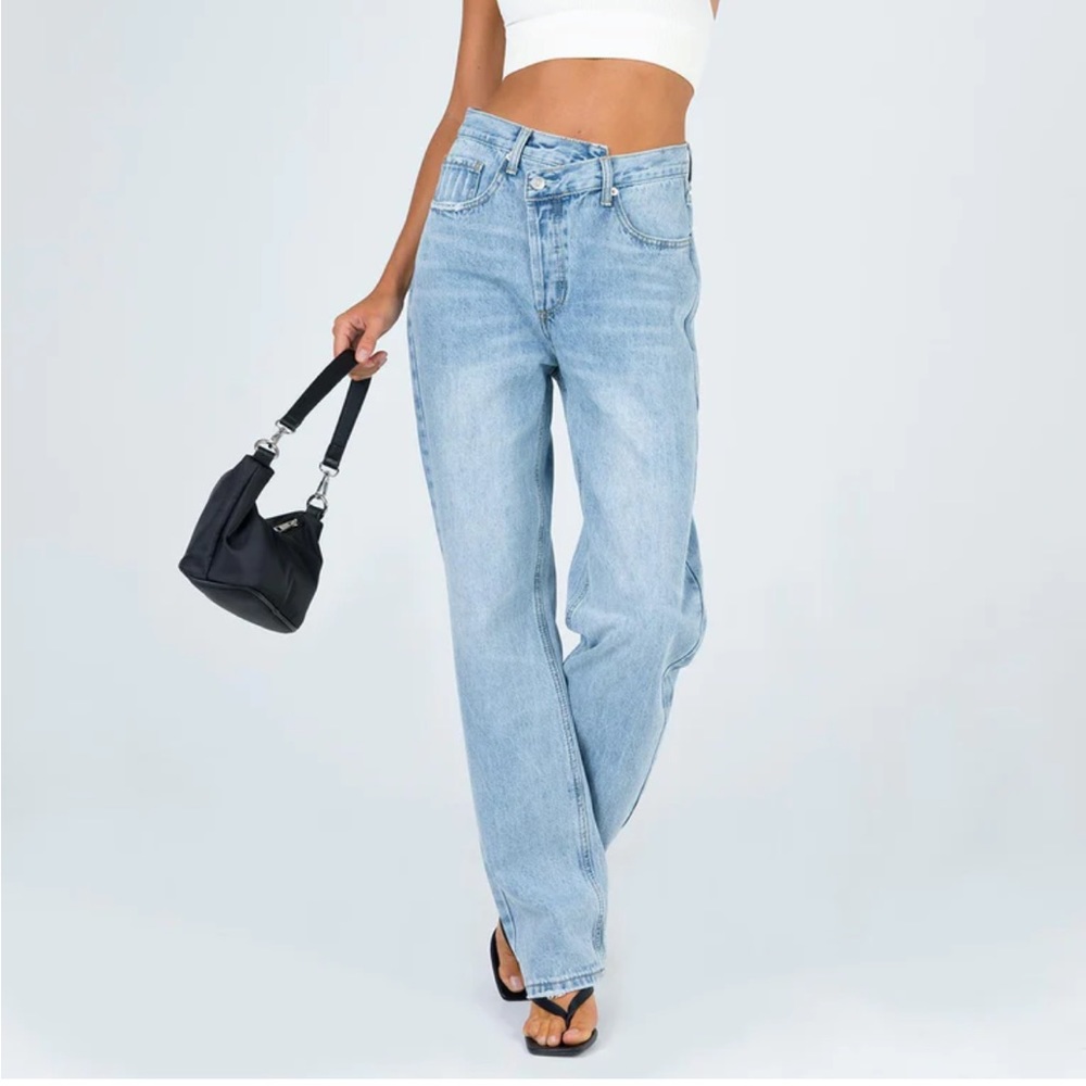 HOLLY ASYMMETRIC STRAIGHT LEG JEAN LIGHT WASH DENIM
